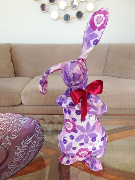 coelho de papel mach reciclado e decoupage, Coelho decorativo decorado com decoupage roxa