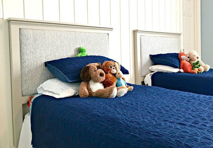 las 20 mejores ideas de cabeceras de madera que puedes hacer t mismo, Marco de la cama de madera para gemelos con cabecero Stephanie Abbott