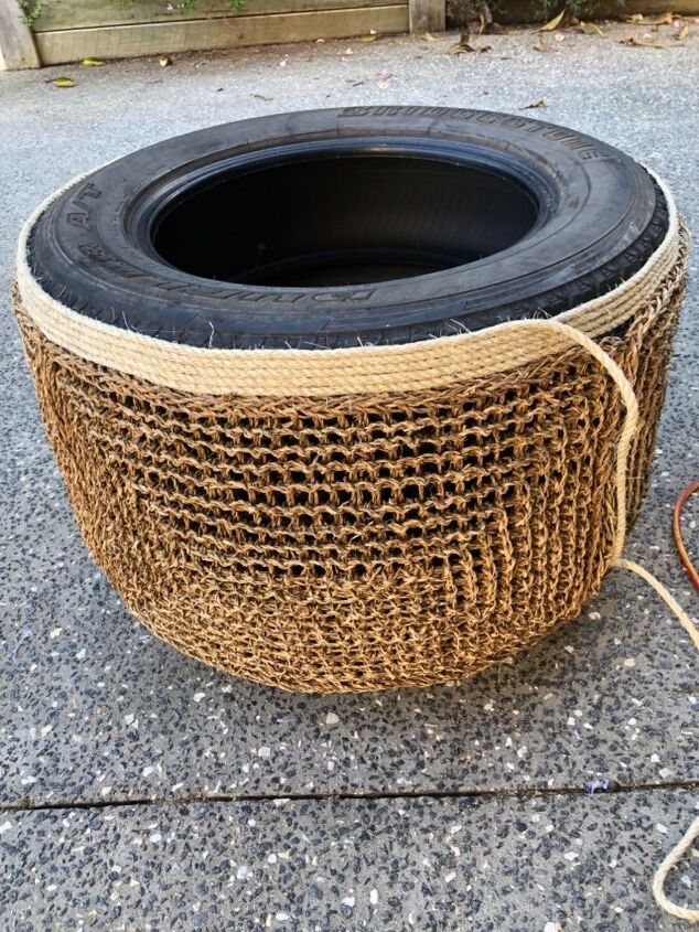 mesa de pneus de ervas marinhas, adicione a corda