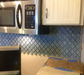 salpicadero de azulejos azul arabesco con una alfombra adhesiva