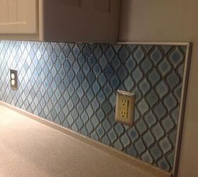 salpicadero de azulejos azul arabesco con una alfombra adhesiva