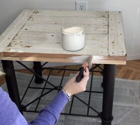 cmo hacer pintura con acabado de pizarrn con bicarbonato de sodio, Mujer pintando una mesa de madera con la pintura