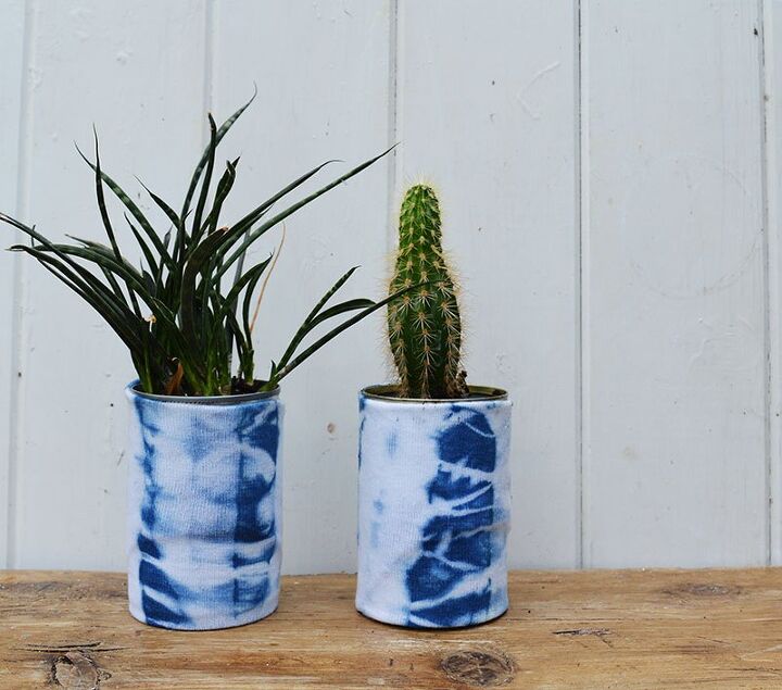 vasos feitos de latas recicladas tingidas com shibori