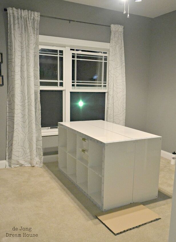 mesa de artesanato diy, Primeiro coloque dois Ikea Expedit 4x2 juntos de costas