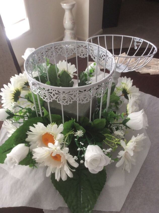 cmo decorar una jaula de pjaros con flores artificiales, Flores colocadas en espuma dentro de jaula de p jaros