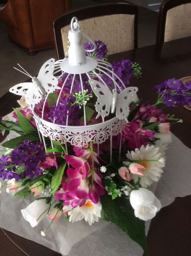 cmo decorar una jaula de pjaros con flores artificiales, Flores colocadas en espuma dentro de jaula de p jaros con decoraciones
