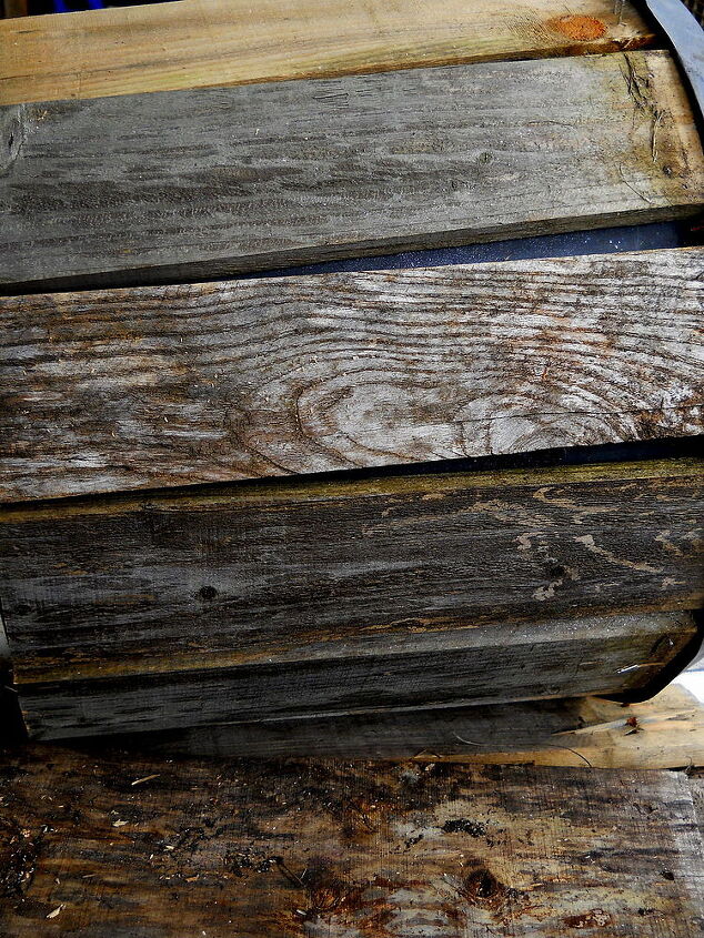 proyecto de jardinera de madera de palet, Sujeta las tablas dejando un hueco m s amplio en la parte superior