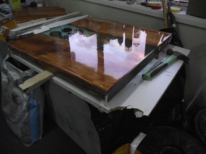 uma mesa de centro de resina epxi vazada