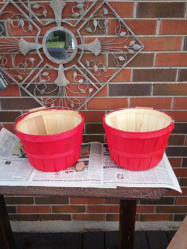 cestas de ma transformadas em plantadores de outono, pintar as cestas