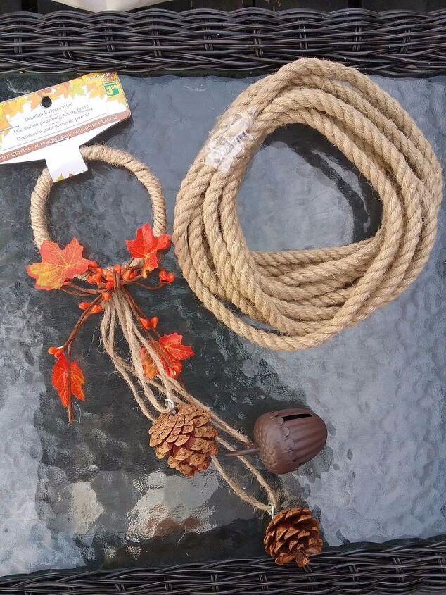 cestas de ma transformadas em plantadores de outono, adicione a corda