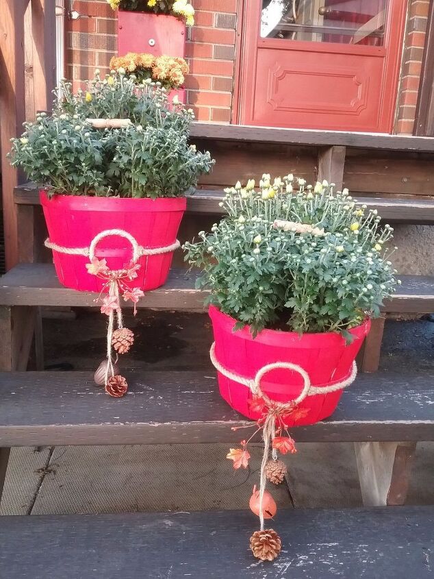 cestas de ma transformadas em plantadores de outono, adicione uma flor