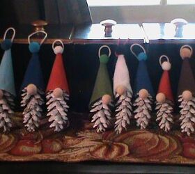 cmo hacer gnomos para el rbol de navidad con conos, Gnomos hechos con conos de pino