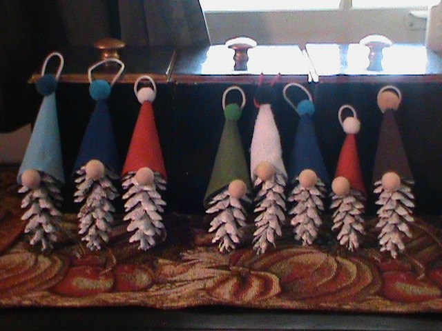 como hacer adornos de gnomos con pinas para el arbol de navidad