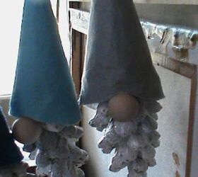 cmo hacer gnomos para el rbol de navidad con conos, Gnomo de cono con sombrero y nariz de bolas de madera