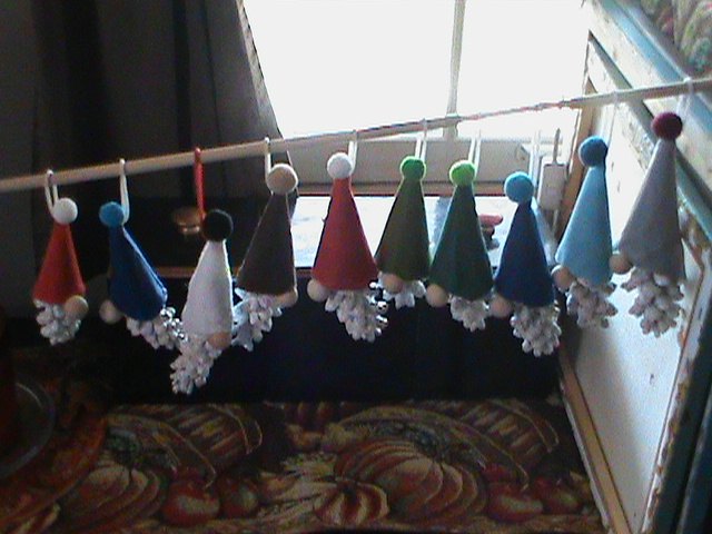 cmo hacer gnomos para el rbol de navidad con conos, Gnomos decorativos de conos colgados