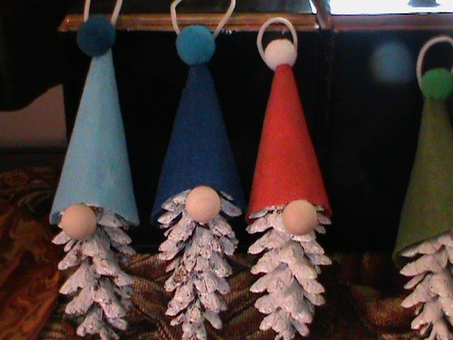 cmo hacer gnomos para el rbol de navidad con conos, Gnomos navide os hechos con conos Colgados con sombreros de colores