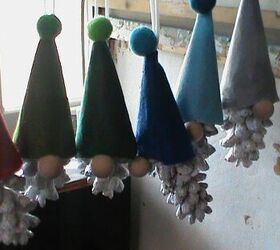 cmo hacer gnomos para el rbol de navidad con conos, Gnomos navide os hechos con conos Colgados con sombreros de colores
