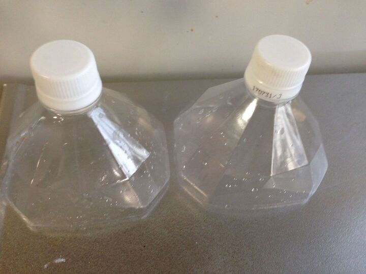 adornos navideos hechos con botellas de agua recicladas