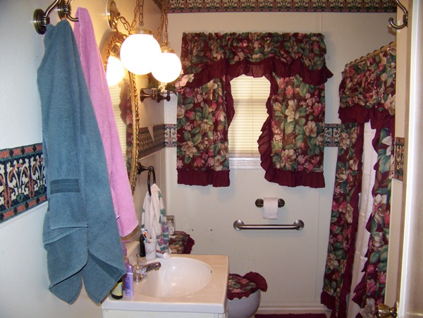 a reforma do banheiro se transformou em uma grande reforma do banheiro, Mesmo adicionando nossas cortinas da casa antiga n o ajudou esse banheiro
