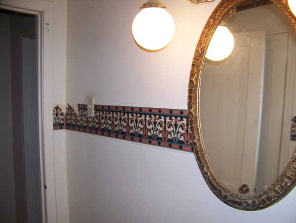 el cambio de imagen del bao se convirti en una remodelacin importante del bao, Colgando la iluminaci n del globo y el espejo en el gabinete de la medicina de la pared con el borde feo era tan anticuado