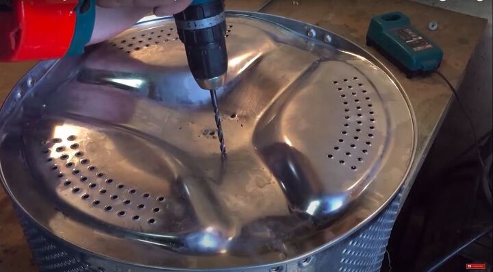 convierte una vieja lavadora en una lmpara de pie moderna de mediados de siglo, Perforar agujeros en el tambor para los tornillos
