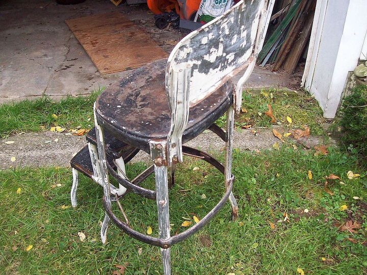 refinacin de una vieja silla alta con taburete, Dos capas de decapante y raspado y todav a quedaba algo de pintura