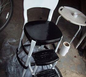 refinacin de una vieja silla alta con taburete, Pintado y listo para un par de capas transparentes