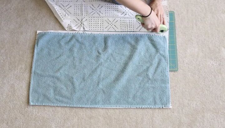 no apenas para o banheiro projetos de cortina de chuveiro diy, Corte o tecido para a toalha