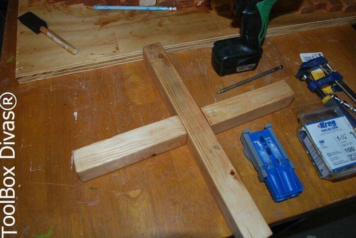 las tuercas y los tornillos para hacer un rbol de navidad de madera