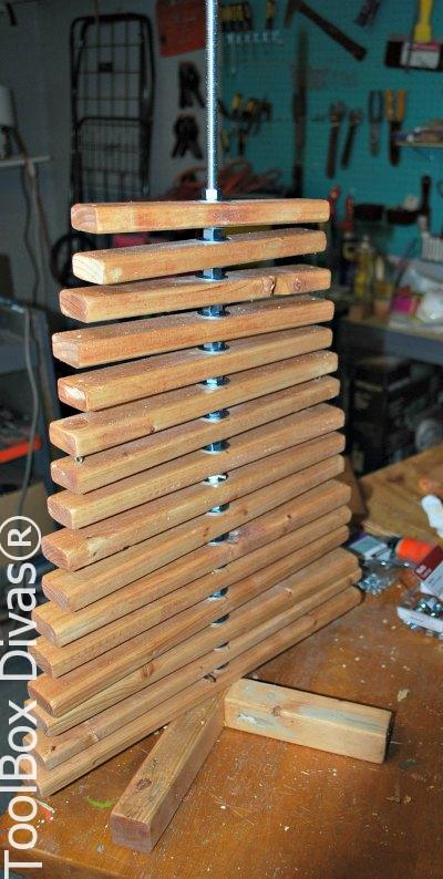 las tuercas y los tornillos para hacer un rbol de navidad de madera