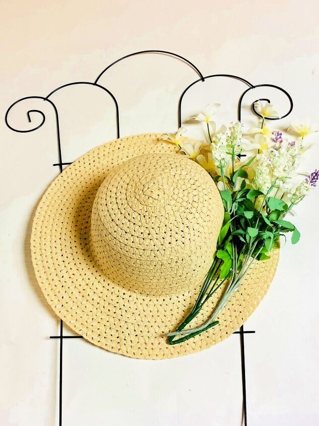 decoracin de pared con flores y sombreros de sol