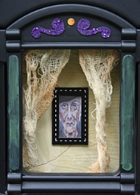 decoracin de halloween fcil de hacer, Imprime una imagen de una bruja que d miedo y hazla encajar en tu ventana