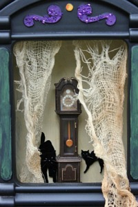 decoracin de halloween fcil de hacer, Este reloj de pie encaja perfectamente en la ventana