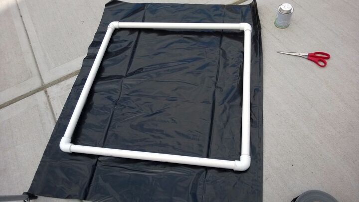 crie um aquecedor solar de piscina fcil e barato de fazer, Pl stico preto estendido atr s da moldura quadrada de PVC