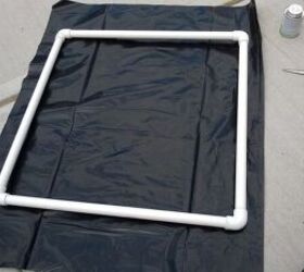 crea un calentador solar de piscina fcil y barato de hacer, Pl stico negro extendido detr s de la estructura cuadrada de PVC