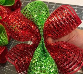 cmo hacer una corona navidea de malla fcil y rpido, 2 mallas rojas y una verde en medio sujetadas