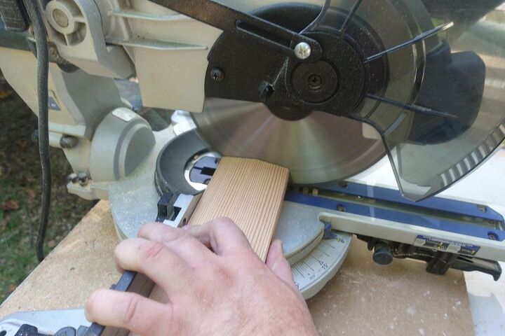proyecto de reemplazo de barandilla de porche delantero diy, Cortando las barandillas con una sierra de inglete