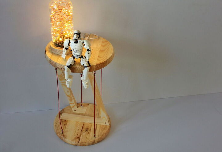 como fazer uma mesa flutuante com iluso de tica, Um Stormtrooper de brinquedo sentado na mesa flutuante
