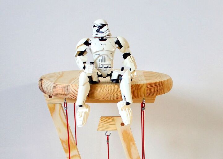 cmo hacer una mesa flotante con ilusin ptica, Acercamiento Un Stormtrooper de juguete sentado en la mesa flotante