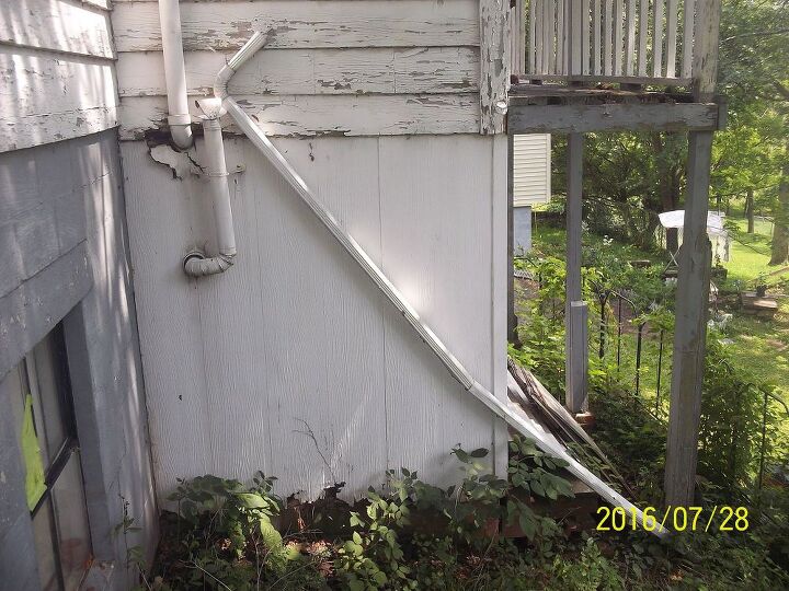 q vale esta casa mi tiempo y mi dinero, Lado de la casa El patio esta inutilizado ya que las tablas de afuera son como las del lado de la casa pura fibra Las escaleras hace tiempo que se cayeron
