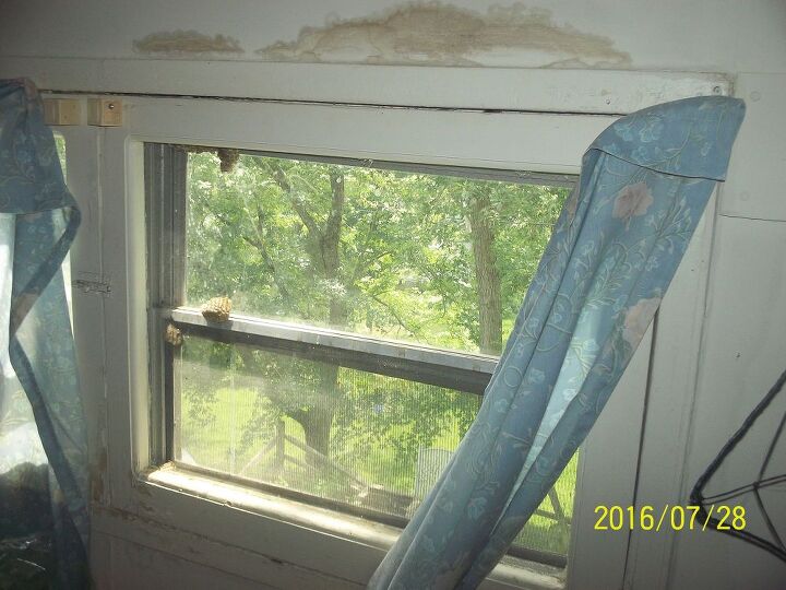 q vale esta casa mi tiempo y mi dinero, Paredes manchadas de agua Ventanas sin sellar