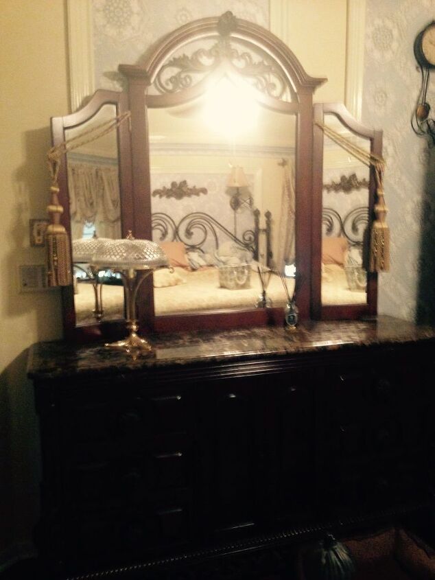 q como actualizar los muebles de mi dormitorio mediterraneo, S que quitar el espejo de la c moda ayudar a pero a n queda esa tapa de m rmol oscuro y todo el trabajo de marqueter a de hierro en la parte inferior