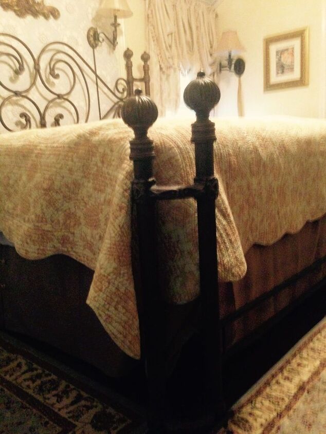cmo actualizar los muebles de mi dormitorio mediterrneo, Hay postes de hierro como este en las dos esquinas inferiores de la cama