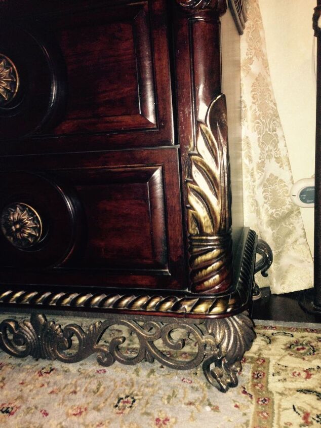 q como actualizar los muebles de mi dormitorio mediterraneo, Detalle de las volutas de hierro en la parte inferior de la c moda y las mesitas de noche