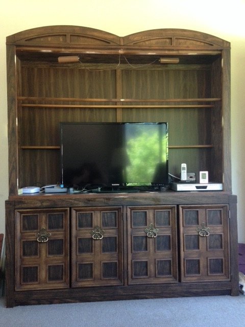 q necesito ideas para rehacer el buffet estoy usando las puertas para el arte de la, Este es el buffet despu s de quitar las puertas Tenemos un televisor temporal en all ahora pero los art culos a la izquierda y la derecha tendr que permanecer as que cualquier idea en cuanto a c mo tipo de camuflaje de los ser a genial tambi n