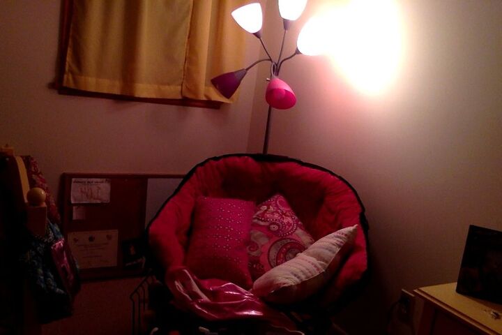 cmo debo decorar la habitacin de mi hija de 14 aos para navidad, Su lugar favorito con su silla alguna idea
